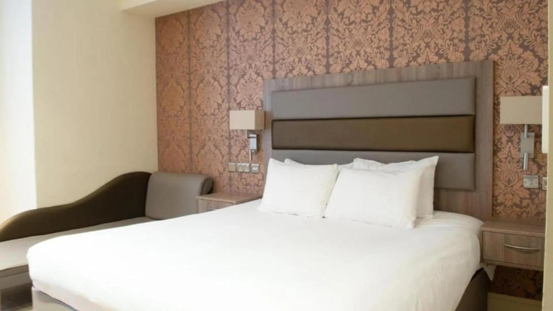 Tong Park Hotel